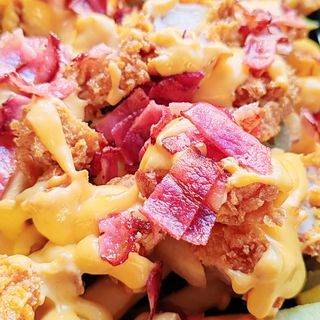 "Loaded fries " cu crispy de pui si jalapeno