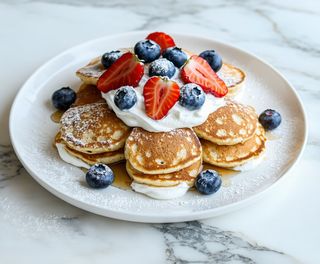 Pancakes z bitą śmietaną i owocami 300g