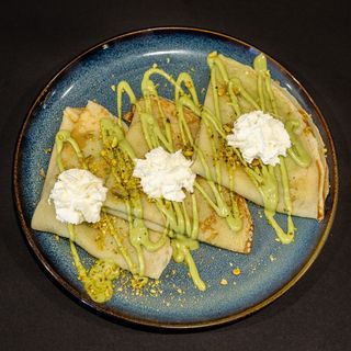 NALEŚNIKI PISTACJOWE Z BITĄ ŚMIETANĄ