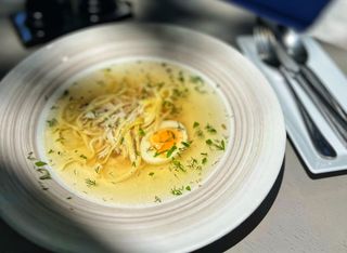 Домашній курячий суп з вермішеллю