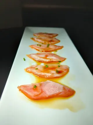 964. Carpaccio sake scottato