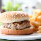 Hamburguesa De Pechuga De Pollo Con Patatas Fritas