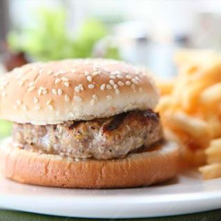 Hamburguesa De Pechuga De Pollo Con Patatas Fritas