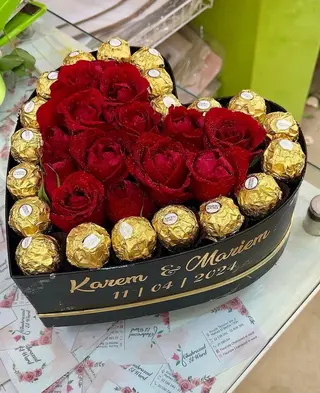 Box Noir Avec Chocolat Avec Fleur Rouge