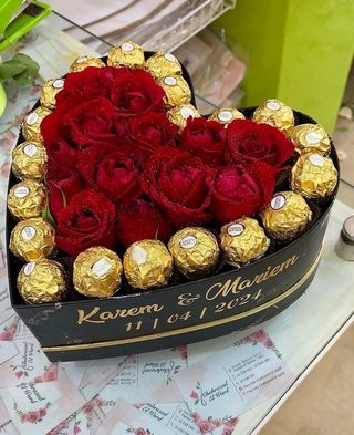 Box Noir Avec Chocolat Avec Fleur Rouge