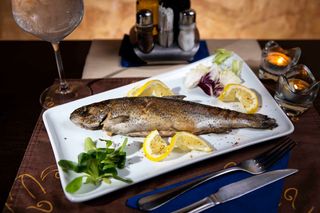 Pastrav la gratar cu cartofi natur