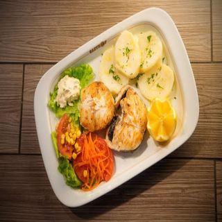 Merluza Fresca A La Plancha Con Ensalada