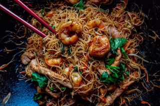 28 Spaghetti saltati con carne mista