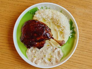 Качина ніжка конфі з картопляним пюре (370g)