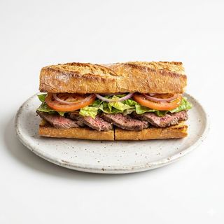 Bocadillo De Ternera Y Ensalada