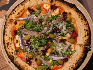 Піца з анчоусами (490g)