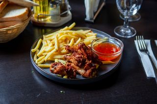 Aripioare pui cu garnitura la alegere