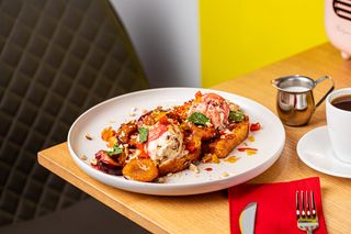 Бріош з карамелізованими сливами та морозивом Бекон в карамелі (380г)