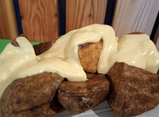 Ziemniaki duża porcja z sosem 