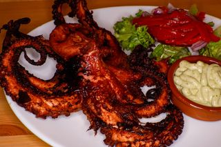 Pulpo Frito Con Ensalada Y Alioli (Ración)