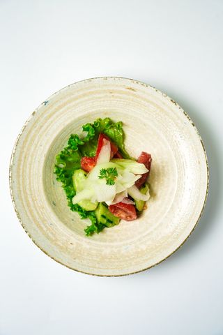 Свежий зеленый салат