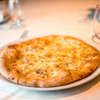 Pizza cuatro quesos (familiar)