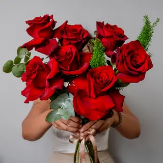 BUCHET CU 7 TRANDAFIRI ROSII INFLORITI MANUAL