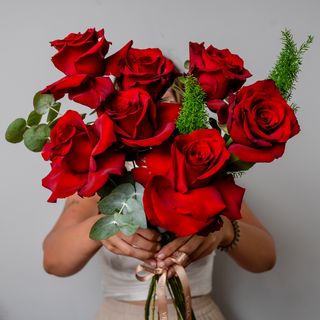 BUCHET CU 7 TRANDAFIRI ROSII INFLORITI MANUAL