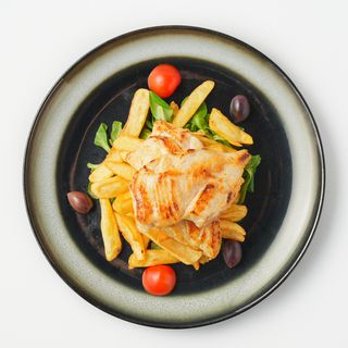 Pileći file s prženim krumpirićima