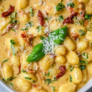 Gnocchi Con Salsa De LA Casa Con Albhaca