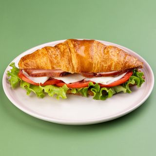 კრუასანის სენდვიჩი ღორის ლორით