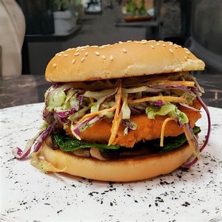 Бургер с куриной котлетой