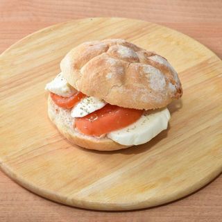 Piadina Caprese, pomodoro, mozzarella, olio, origano