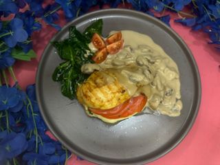 Стейк курки під грибним соусом з моцарелою