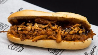 Ramoncito de pulled pork con salsa barbacoa y cebolla crujiente