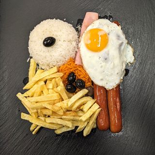 Salsicha e Ovo no Prato