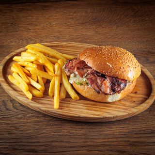 Dimljeni batak  sa pomfritom u lepinji