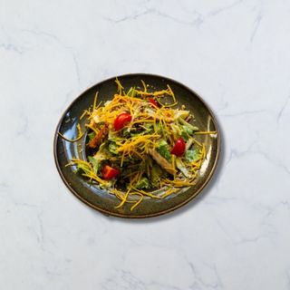 ქათმის სალათი ცოცხალი ბოსტნეულით, ჩედარის ყველითა და იტალიური დრესინგით