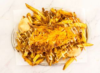 Pomfrit sa cheddar sirom i mesom