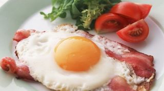 Яйце върху бекон (1бр)
