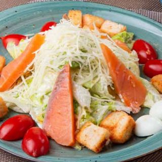 Салат "Цезарь" с семгой 