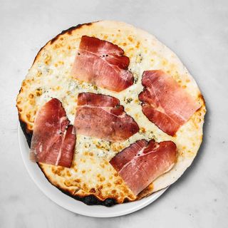Pizza con gorgonzola e speck