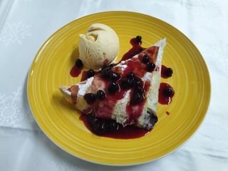 Topla pita sa borovnicom i sladoledom od vanile