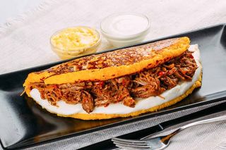 Cachapa Carne Desfiada com Queijo