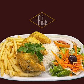 Bolinhos de bacalhau com arroz, batata e salada