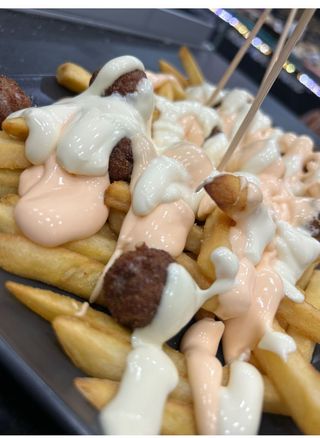 Patatine con porchetta e provola