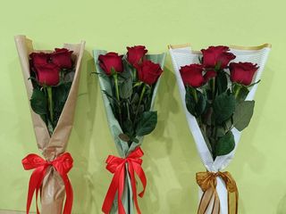 Tri crvene ruže u dekor papiru s mašnom