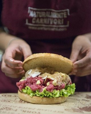 Tartare -servito con patate dippers