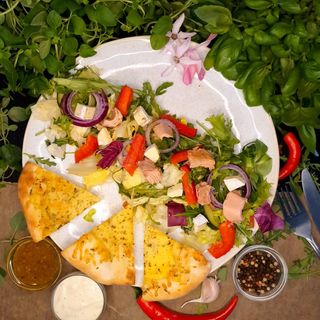 Sałatka z tuńczykiem i fetą