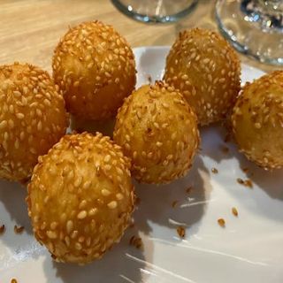 50. Bola de arroz frito (4 uds.)