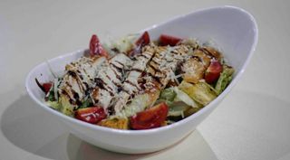 ცეზარი ბეკონით და ქათმის ფილეთი