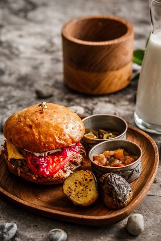 Комбо "Крафт бургер" с говядиной, карамелизированным луком и вишней.