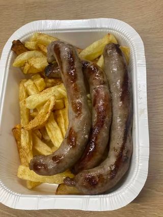 Наденички по селски с пържени картофи и лютеница 