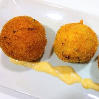 Bombas Caseras Con Salsita Picante (3 Uds.)