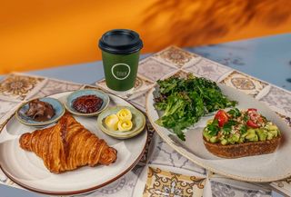 კრუასანი, ავოკადოს ტოსტი და ყავა